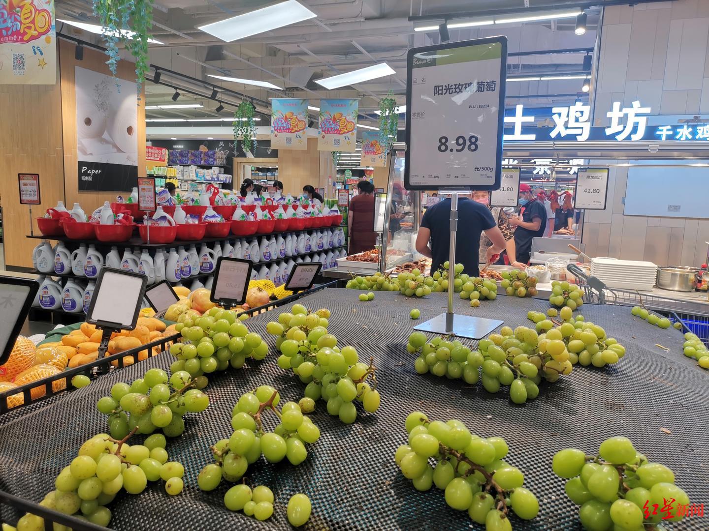 8月18日，西昌永辉超市里的阳光玫瑰葡萄售价每斤8.98元