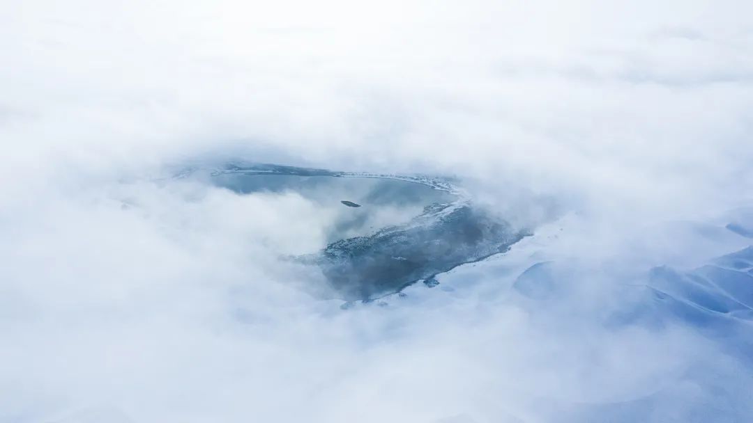 ▲薄雾下的塔克拉玛干沙漠雪景。(视觉中国)