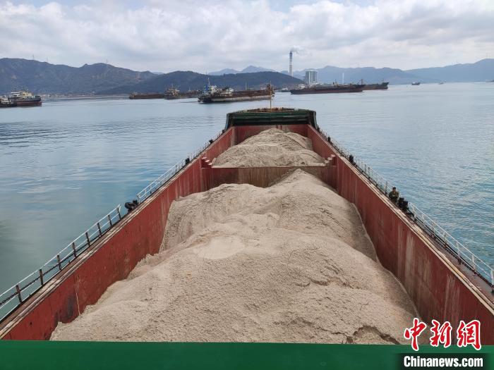 福州海警执法员在福州西犬岛附近海域查获海砂6000余吨。中国海警局供图