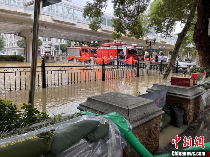 广州市区部分地方被上涨的珠江水淹没沿岸道路。 广州市水务局 供图
