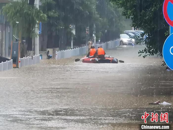 救援人员在搜寻被困民众。 韶关市政府 供图