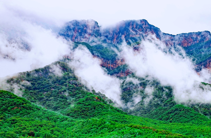 大自然将太行大峡谷绘就成一幅壮美的山水画卷。秦天云摄