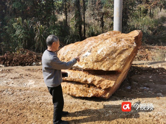 矿区道路上堆放的山石