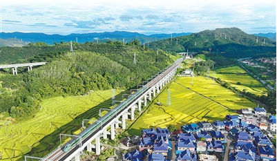 8月31日，动车行驶在云南西.png