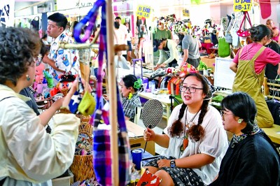 1759224865126159.jpg 陕西西安的西仓市集文创公园内,“新二手市集”热闹.jpg