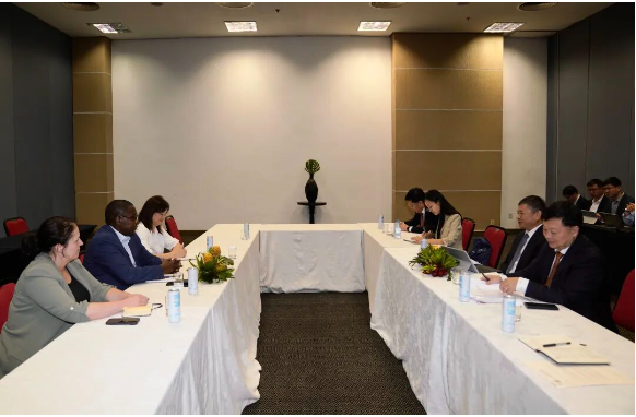 1762764770883031.png 会见塞尔温·哈特时.png