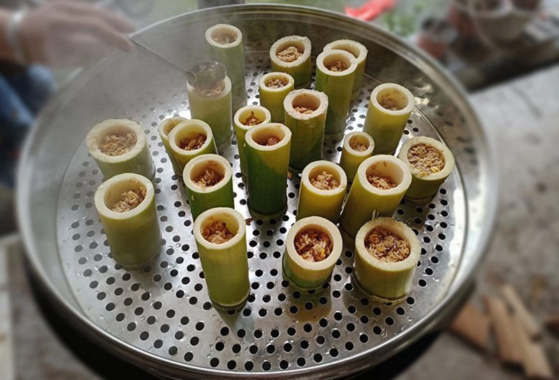 新鲜出炉的竹筒饭.jpg