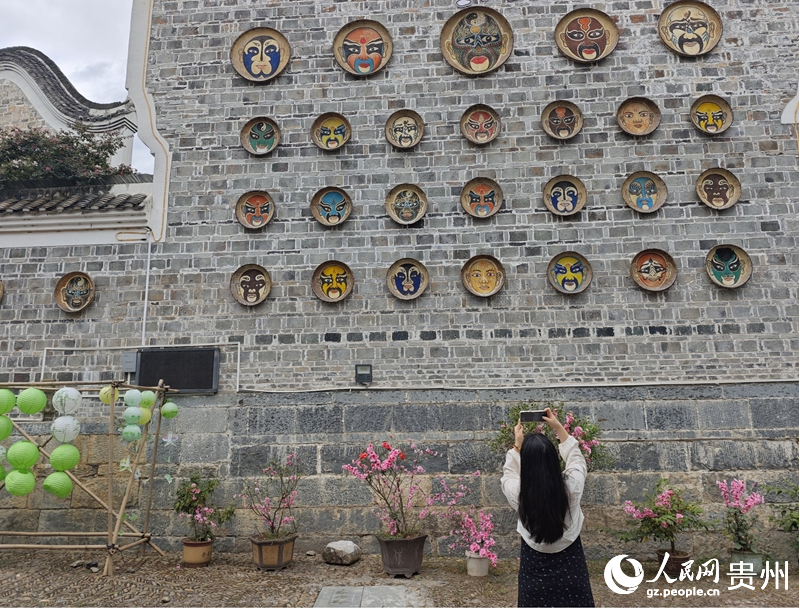 1763353821228881.png 游客在锦屏县隆里古城.png