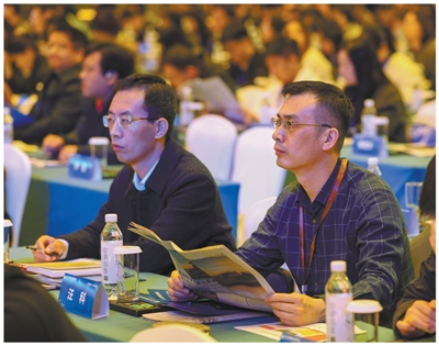 1764136616794372.jpg 2025媒体融合发展论坛现场,参会人员在听会。3.jpg