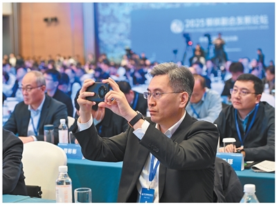 1764136632292685.jpg 2025媒体融合发展论坛开幕式上,参会人员在听会。4.jpg