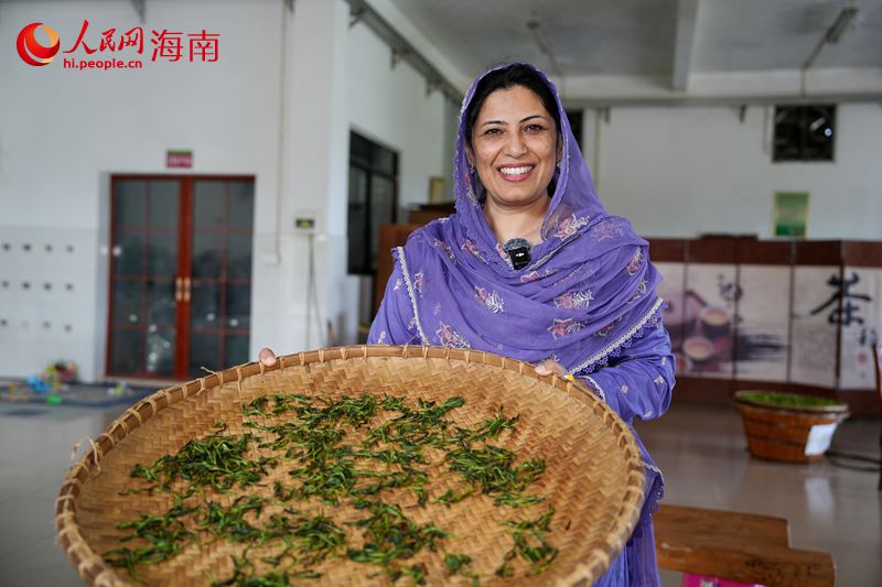 1764241362685968.jpg 人民网外语专家在体验炒茶。人民网4.jpg