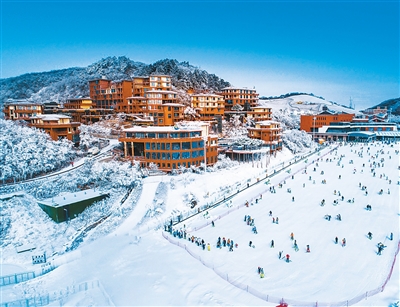 1764560541618632.jpg 游客在湖州安吉云上草原滑雪场滑雪。.jpg