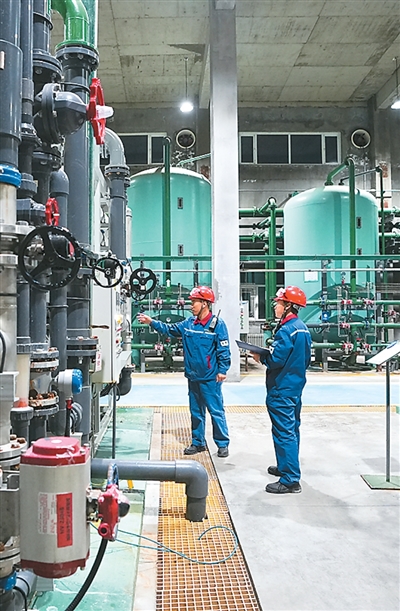 1765259793837071.jpg 山东金岭新材料有限公司员工正在对.jpg