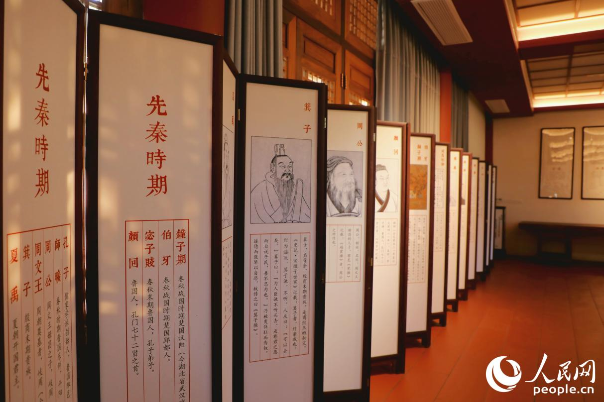 1765260295569494.png 村内展出的中国传统音乐文化知识。人民网记.png