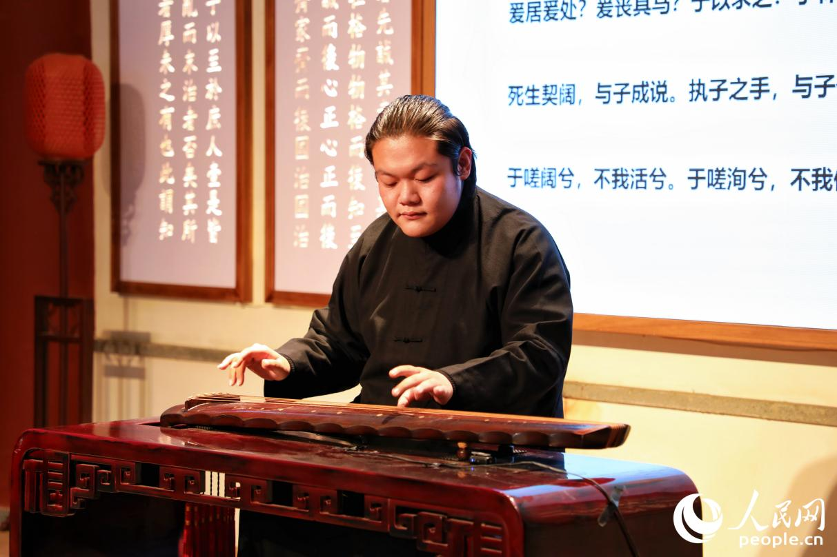 1765260323569431.png 古琴弹奏现场。人民网记者 李唯.png