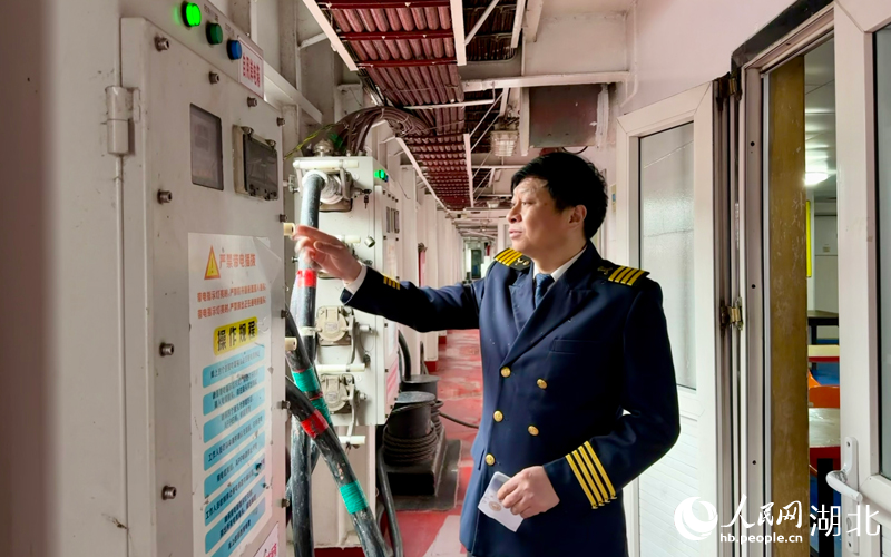 1767597789238752.jpg “总统7号”游轮轮机长张锐正检查.jpg