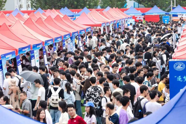 1769510820799185.png 湖北2025年秋季招聘会现场.png