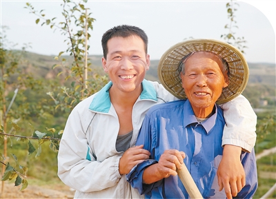 1774941042793429.jpg 张炳贵与张彬在自家果园。.jpg