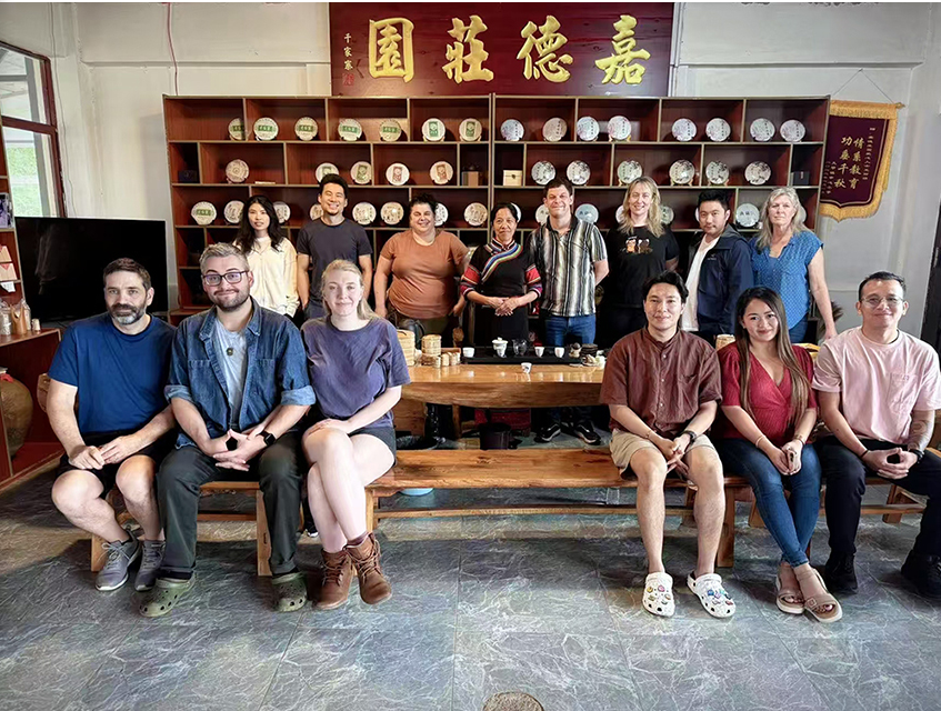 镇沅嘉德庄园茶业有限公司迎来外国友人.png