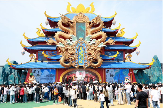 5月1日，吴桥杂技幻乐城游人如织。殷实.png